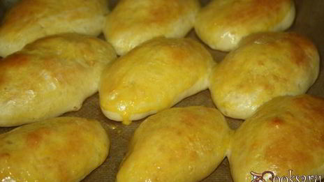 печеные пирожки с картофелем и маслятами
