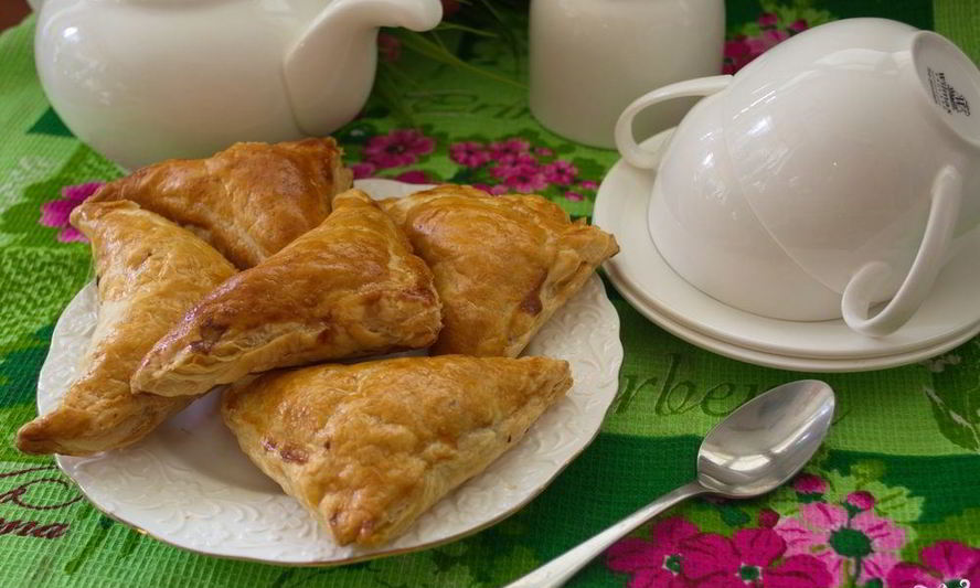 Рецепт пирожки из слоеного теста с грибами и курицей