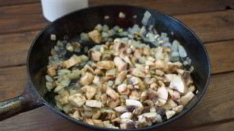 пирожки из слоеного теста с грибами и курицей