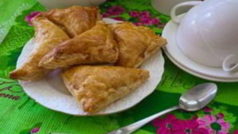 пирожки из слоеного теста с грибами и курицей