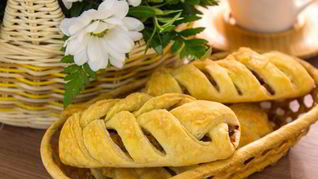 Пирожки из слоеного теста с капустой, беконом и фаршем