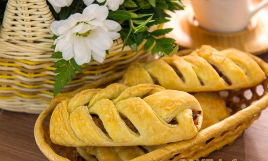 Рецепт пирожки из слоеного теста с капустой, беконом и фаршем