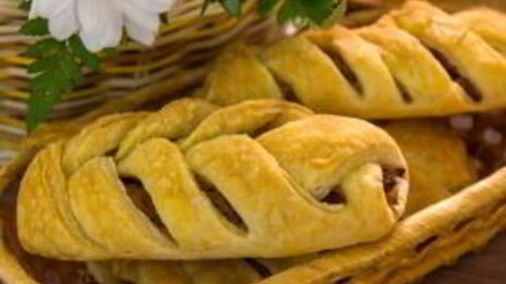 пирожки из слоеного теста с капустой, беконом и фаршем