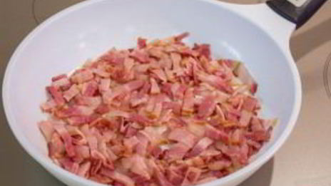 пирожки из слоеного теста с капустой, беконом и фаршем