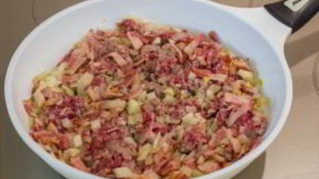 пирожки из слоеного теста с капустой, беконом и фаршем