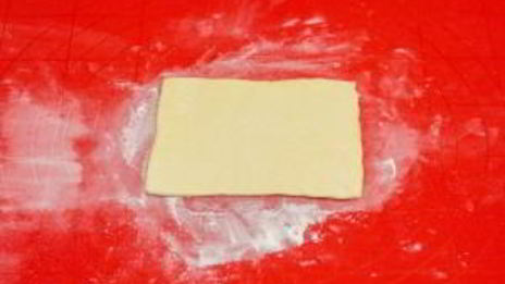 пирожки из слоеного теста с капустой, беконом и фаршем