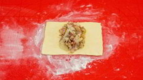 пирожки из слоеного теста с капустой, беконом и фаршем