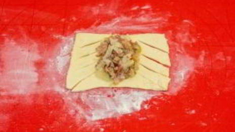 пирожки из слоеного теста с капустой, беконом и фаршем