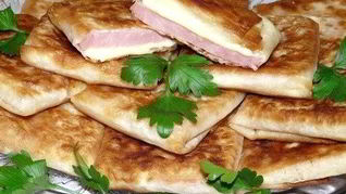 Пирожки из тонкого лаваша с сыром и ветчиной