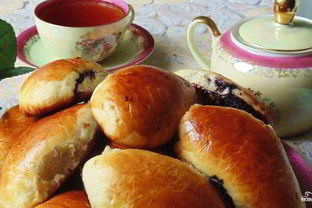 Пирожки с черникой из дрожжевого теста