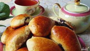 Пирожки с черникой из дрожжевого теста