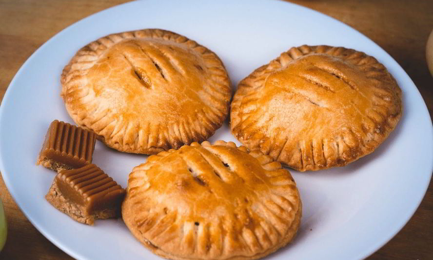 Рецепт пирожки с яблоками и карамелью