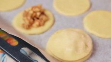 пирожки с яблоками и карамелью