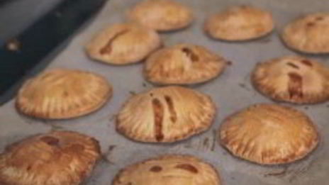 пирожки с яблоками и карамелью