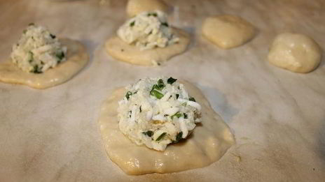 пирожки с зеленым луком и яйцом