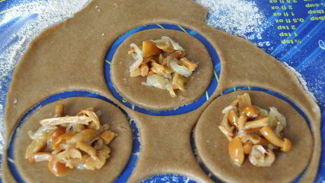 постные пирожки с маринованными опятами