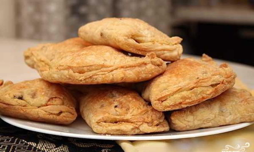 Рецепт слоеные пирожки с курицей и сыром