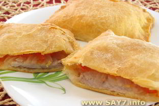 Слоеные пирожки с мясом и помидорами