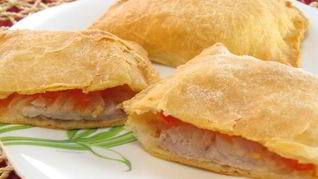 Слоеные пирожки с мясом и помидорами