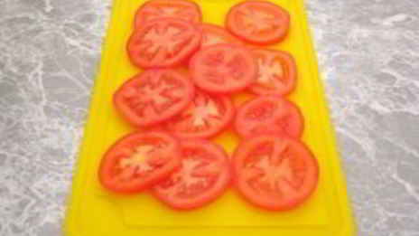 слоеные пирожки с мясом и помидорами