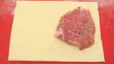 слоеные пирожки с мясом и помидорами