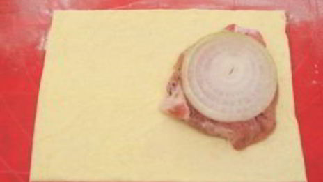 слоеные пирожки с мясом и помидорами