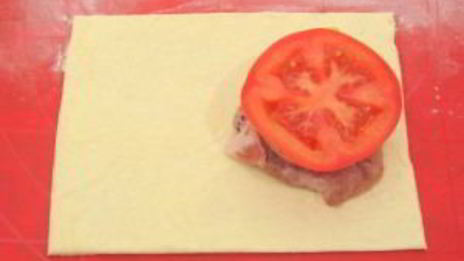 слоеные пирожки с мясом и помидорами