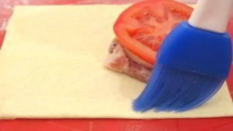 слоеные пирожки с мясом и помидорами