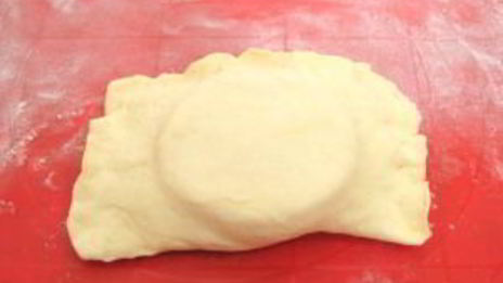 слоеные пирожки с мясом и помидорами