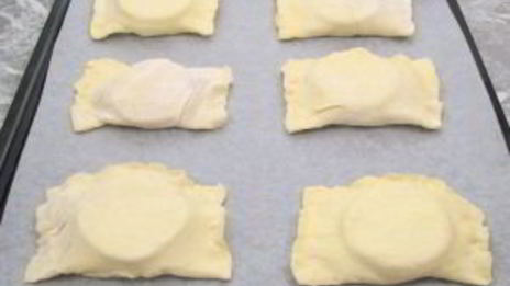 слоеные пирожки с мясом и помидорами