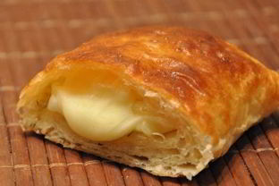 Слоеные пирожки с сыром