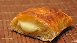 Слоеные пирожки с сыром