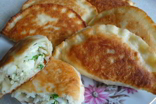 Воскресные пирожки с луком, яйцом и рисом