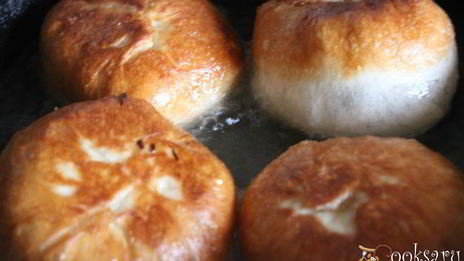 жареные пирожки с капустой