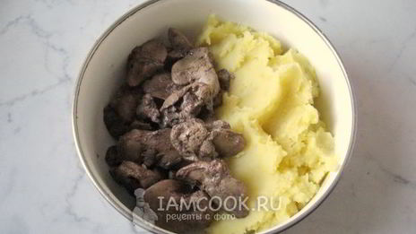 жареные пирожки с куриной печенью и картофелем