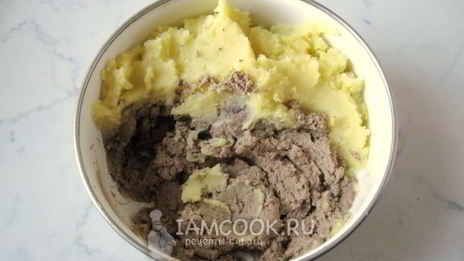 жареные пирожки с куриной печенью и картофелем