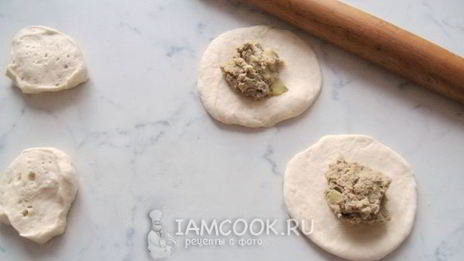 жареные пирожки с куриной печенью и картофелем