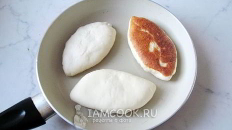 жареные пирожки с куриной печенью и картофелем