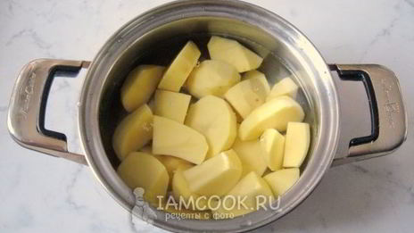 жареные пирожки с куриной печенью и картофелем