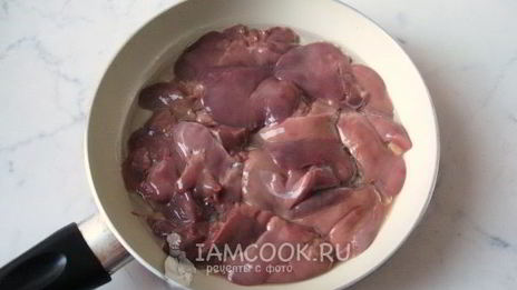 жареные пирожки с куриной печенью и картофелем