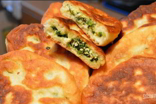 Жареные пирожки с яйцом, луком и зеленью