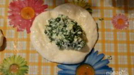 жареные пирожки с яйцом, луком и зеленью