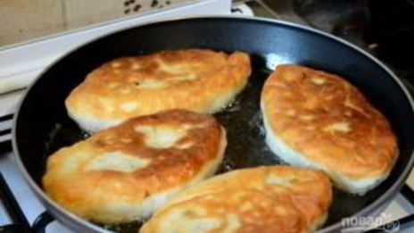 жареные пирожки с яйцом, луком и зеленью