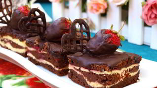 Брауни с творогом и клубникой