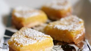 Лимонные пирожные с кедровым орехом