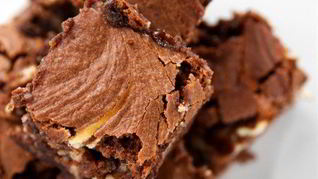 Пасхальные шоколадные пирожные с грецкими орехами и апельсиновой цедрой