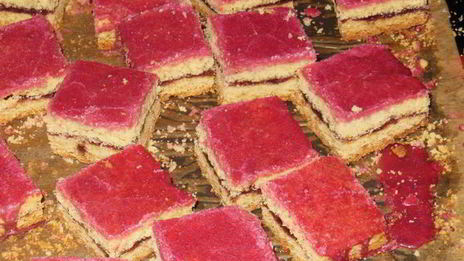 песочное пирожное малинка