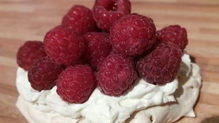 Пирожное Павлова со свежими ягодами