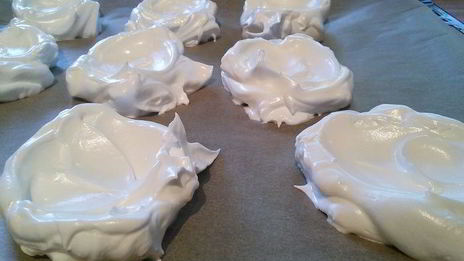 пирожное павлова со свежими ягодами