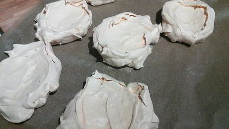 пирожное павлова со свежими ягодами